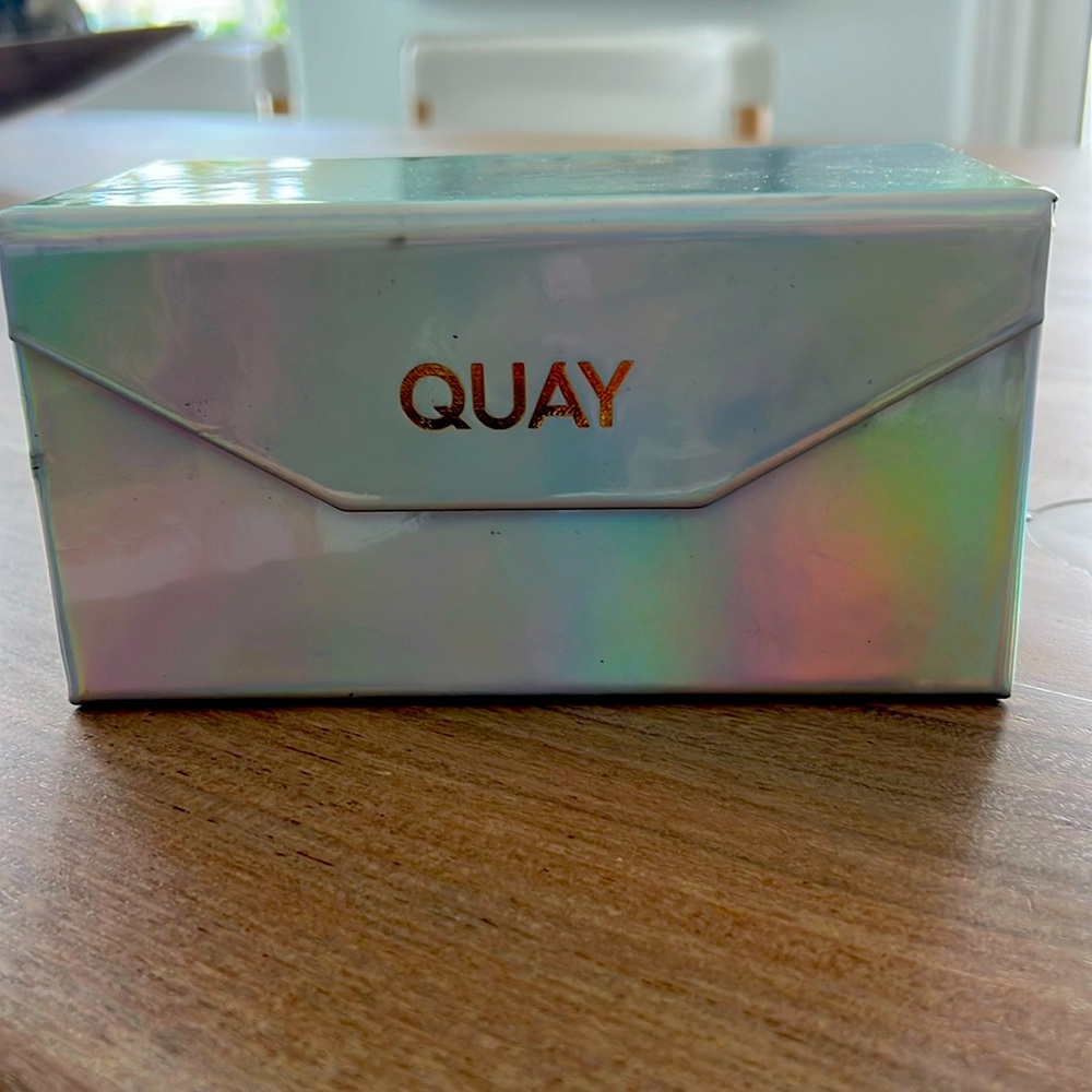 Quay sunglasses box. Iridescent. Holds 4 pair.